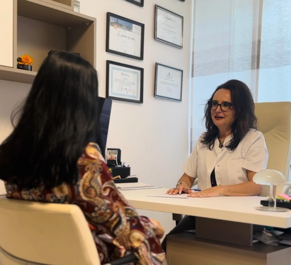 Am nevoie de implanturi sau doar de mastopexie? Care este diferența dintre mastopexie și augmentare? Pot combina ridicarea sânilor cu implanturi? Cât costă mastopexia cu implanturi? Mastopexia fără implant oferă volum?